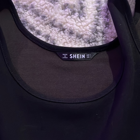 Never worn : Black crop top with cutout - Picture 2 of 2